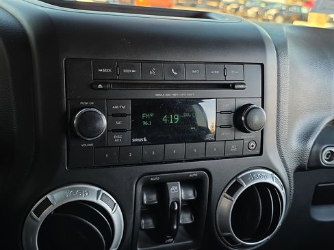 Used 2015 Jeep Wrangler Unlimited Rubicon w/ Connectivity Group image 19