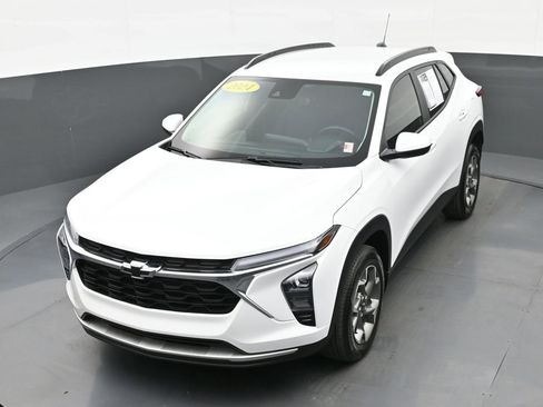 Used 2024 Chevrolet Trax LT w/ Driver Confidence Package image 37