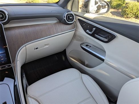 Used 2025 Mercedes-Benz GLC 300 image 18