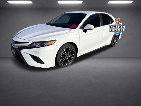 Used 2018 Toyota Camry SE FWD image 2
