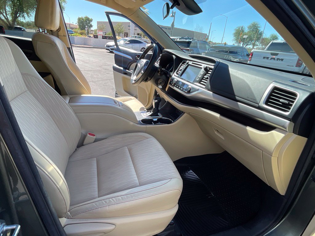 Used 2017 Toyota Highlander Plus FWD image 20