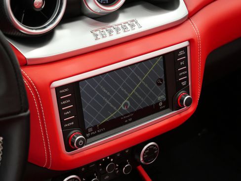 Used 2017 Ferrari California T RWD image 34