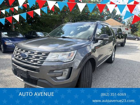 Used 2017 Ford Explorer XLT w/ Equipment Group 202A AWD/4WD image 1