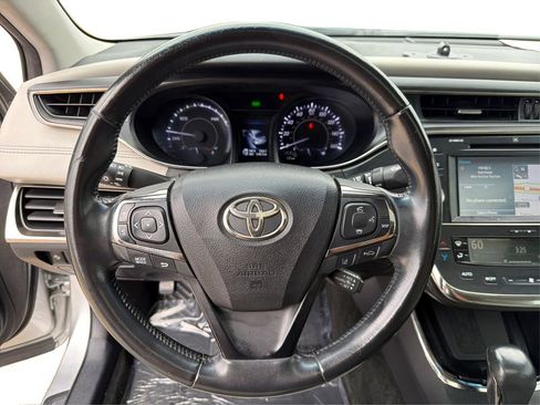 Used 2018 Toyota Avalon Limited image 18