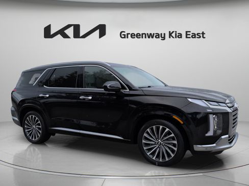 Used 2024 Hyundai Palisade Calligraphy FWD image 3