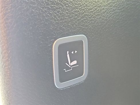 Used 2020 Chrysler Voyager Lxi image 16