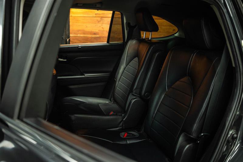 Used 2023 Toyota Highlander XLE FWD image 11