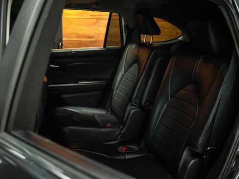 Used 2023 Toyota Highlander XLE FWD image 11