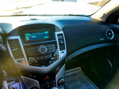 Used 2011 Chevrolet Cruze LT image 14