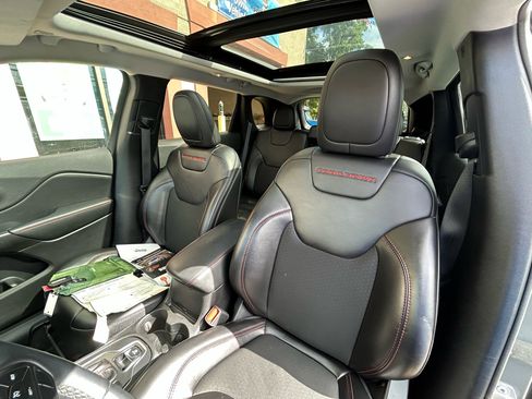 Used 2019 Jeep Cherokee Trailhawk w/ Comfort/Convenience Group image 10