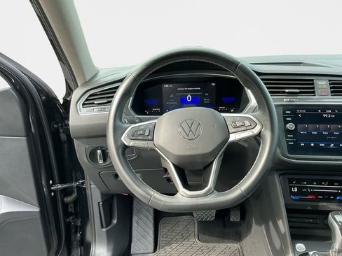 Used 2022 Volkswagen Tiguan SE image 12