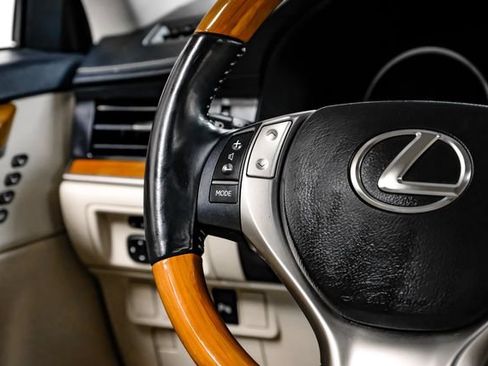 Used 2014 Lexus ES 300h w/ Luxury Package w/Bamboo Trim FWD image 15