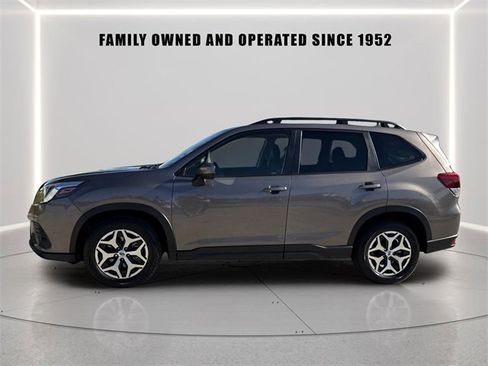 Used 2023 Subaru Forester Premium image 2