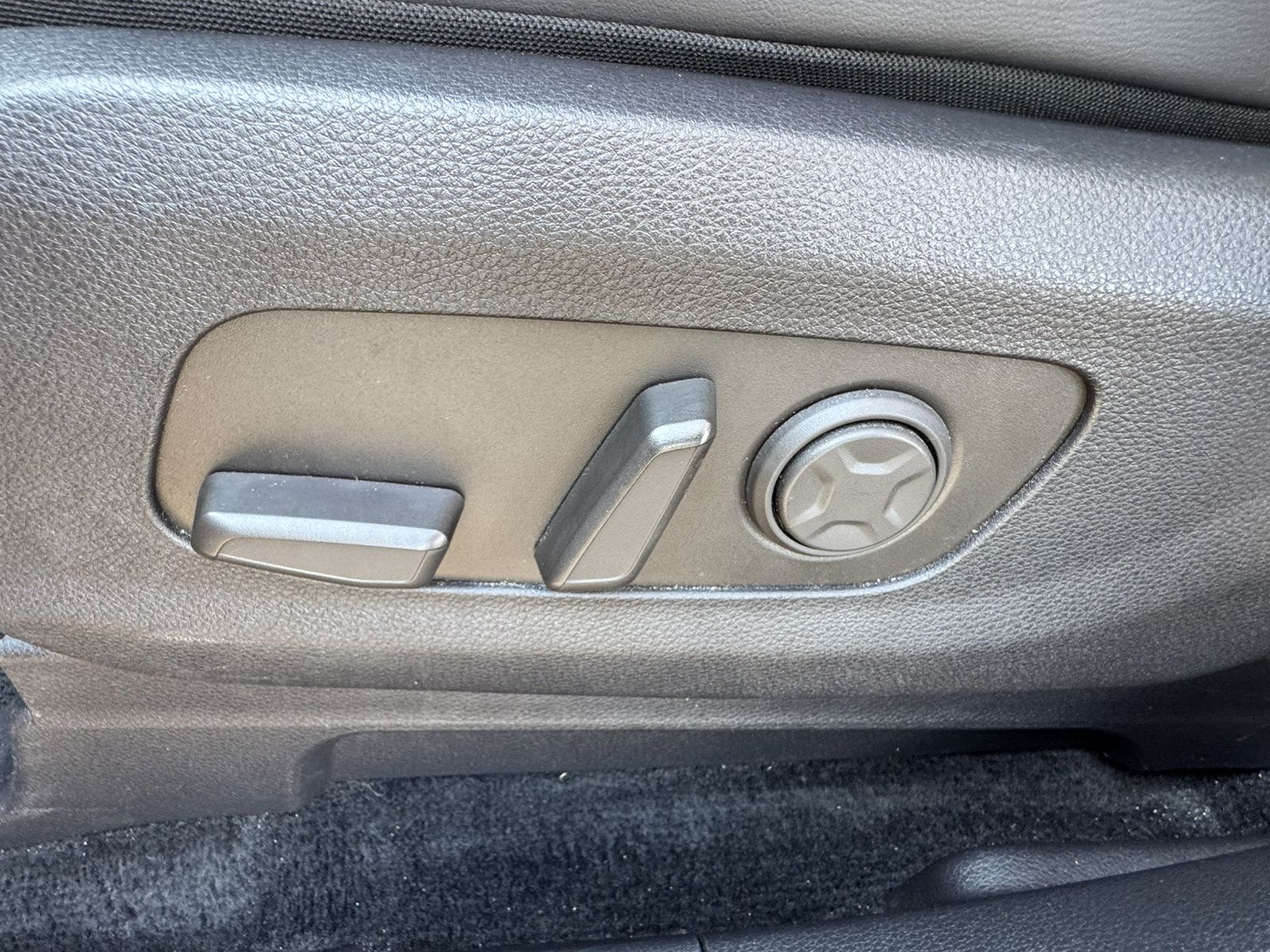 Used 2025 Kia Carnival FWD image 10
