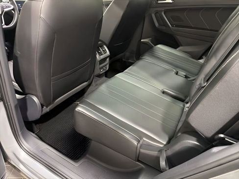 Used 2022 Volkswagen Tiguan SE w/ Panoramic Sunroof Package image 30