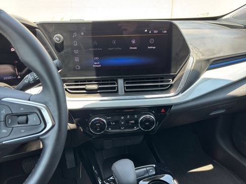 Used 2025 Chevrolet Trax LT w/ LT Convenience Package FWD image 21