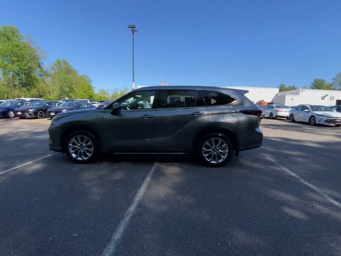 Used 2026 Toyota Highlander Limited AWD/4WD image 5