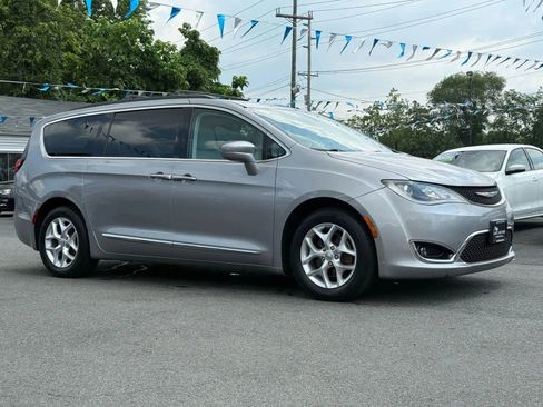 Used 2017 Chrysler Pacifica Touring-L w/ Tire & Wheel Group FWD image 15