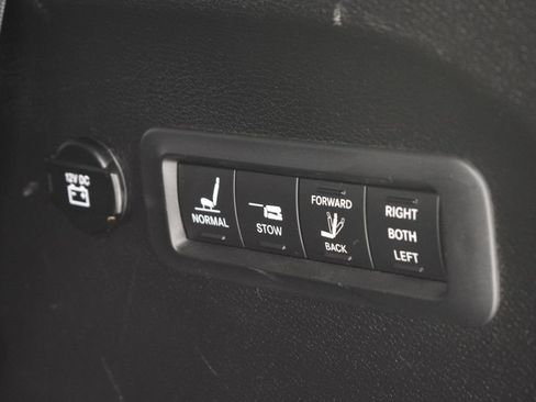 Used 2017 Chrysler Pacifica Limited image 21