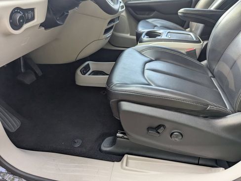 Used 2023 Chrysler Pacifica Touring-L FWD image 31