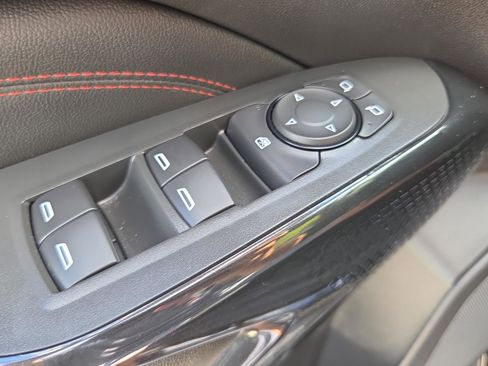 Used 2024 Chevrolet Trax RS w/ Sunroof Package FWD image 28