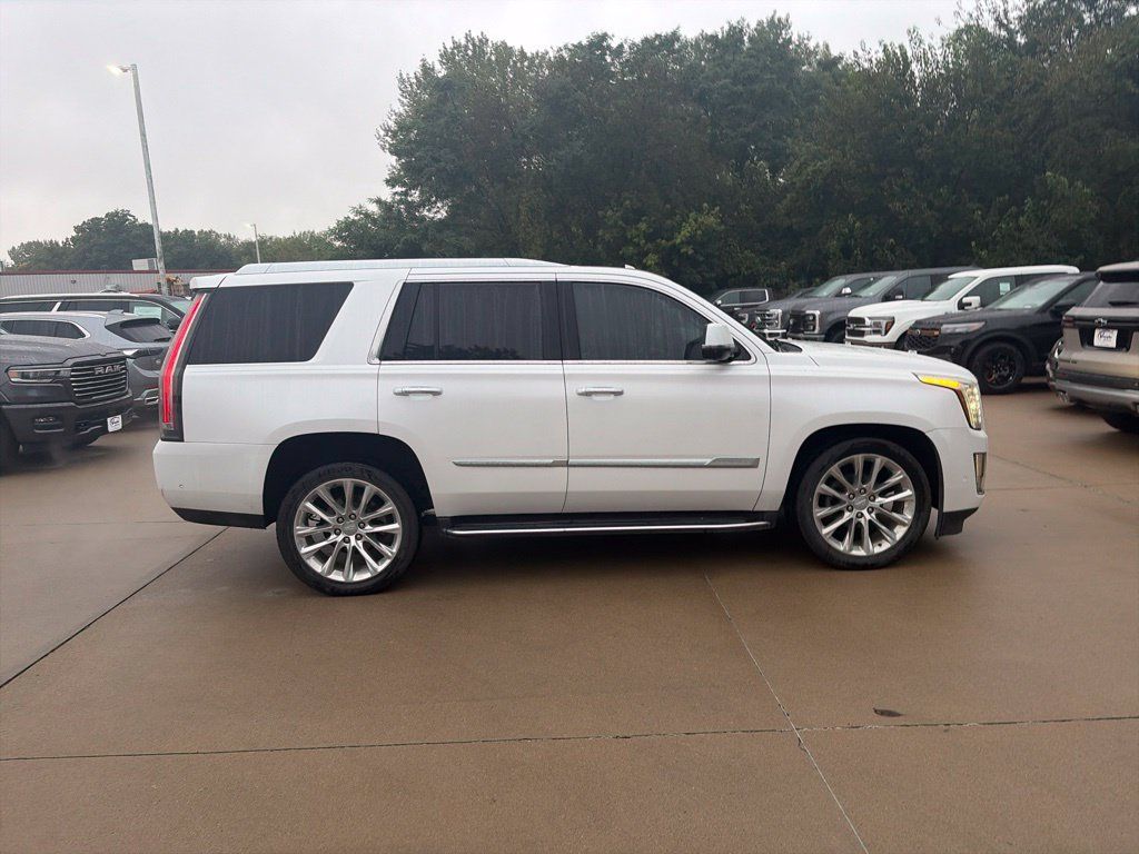 Used 2019 Cadillac Escalade Luxury AWD/4WD image 6