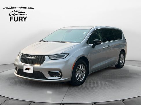 Used 2024 Chrysler Pacifica Touring-L FWD image 7