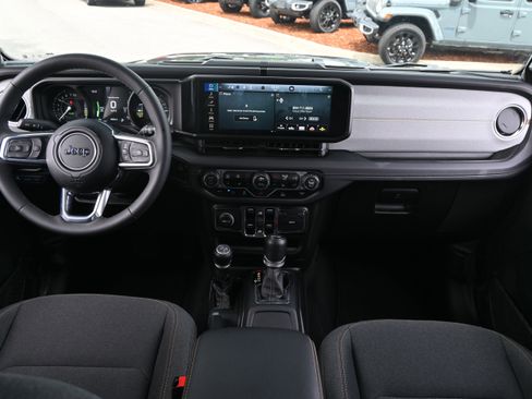 Used 2025 Jeep Wrangler Unlimited Sahara AWD/4WD image 28