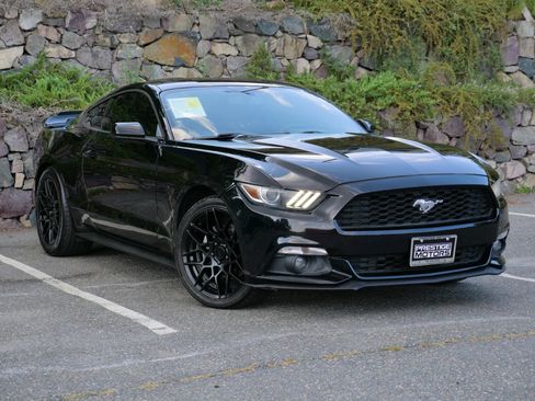 Used 2017 Ford Mustang Coupe RWD image 3