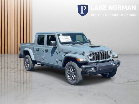 New 2025 Jeep Gladiator Sport image 2