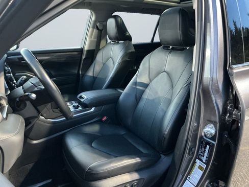 Used 2021 Toyota Highlander Limited image 10