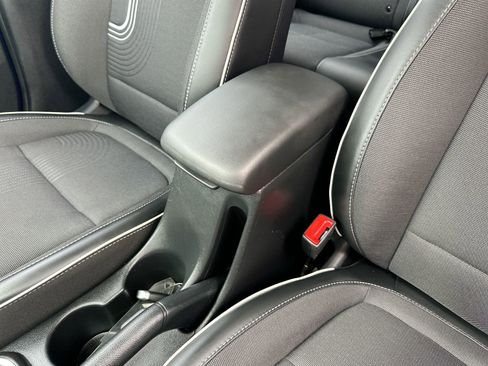 Used 2025 Hyundai Venue Limited FWD image 21