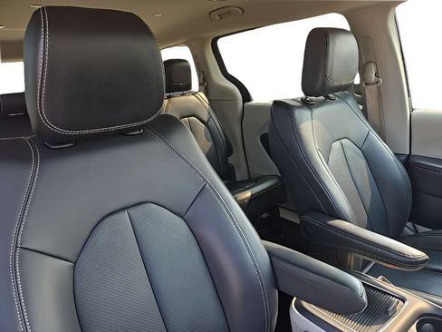 Used 2023 Chrysler Pacifica Touring-L FWD image 25