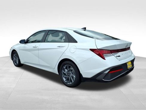 Used 2025 Hyundai Elantra Hybrid FWD image 7