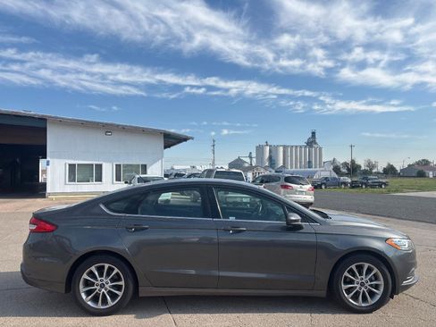 Used 2017 Ford Fusion SE w/ Fusion SE Technology Package image 6
