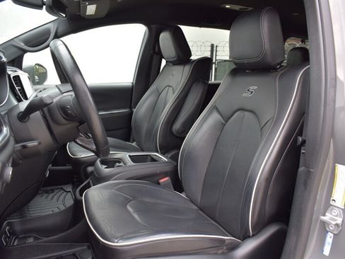 Used 2020 Chrysler Pacifica Limited w/ S Appearance Package FWD image 11