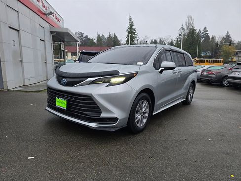 Certified 2023 Toyota Sienna LE image 3