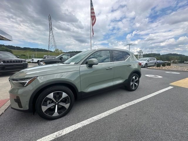 Used 2025 Volvo XC40 B5 Plus w/ Protection Package Premier AWD/4WD image 32