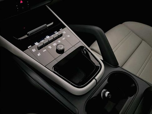 Used 2025 Porsche Cayenne image 20