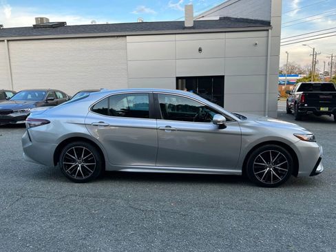 Used 2023 Toyota Camry SE image 3