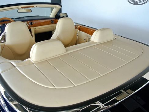 Used 2009 Bentley Azure RWD image 25