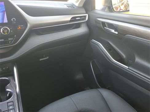 Used 2024 Toyota Highlander Limited image 17