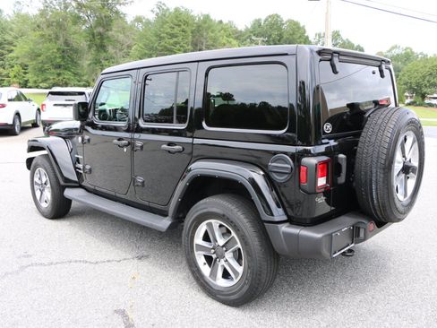 Used 2022 Jeep Wrangler Unlimited Sahara AWD/4WD image 3