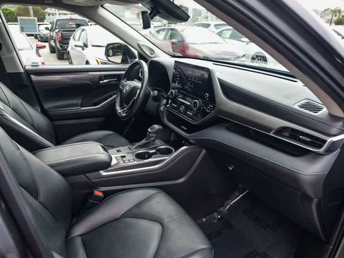 Used 2024 Toyota Highlander Limited FWD image 15