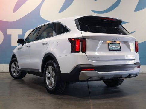 Used 2025 Kia Sorento LX FWD image 2