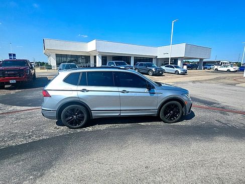 Used 2022 Volkswagen Tiguan SE R-Line FWD image 4
