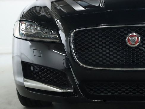 Used 2018 Jaguar XF Premium image 41