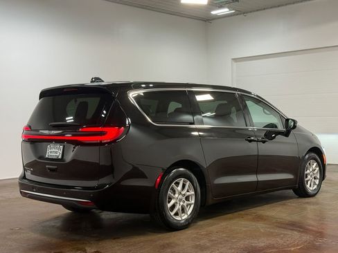 Used 2024 Chrysler Pacifica Touring-L FWD image 4