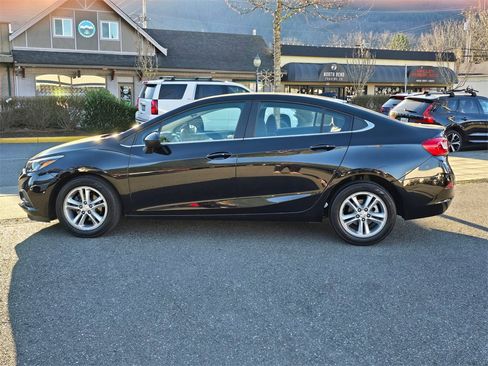 Used 2017 Chevrolet Cruze LT image 8