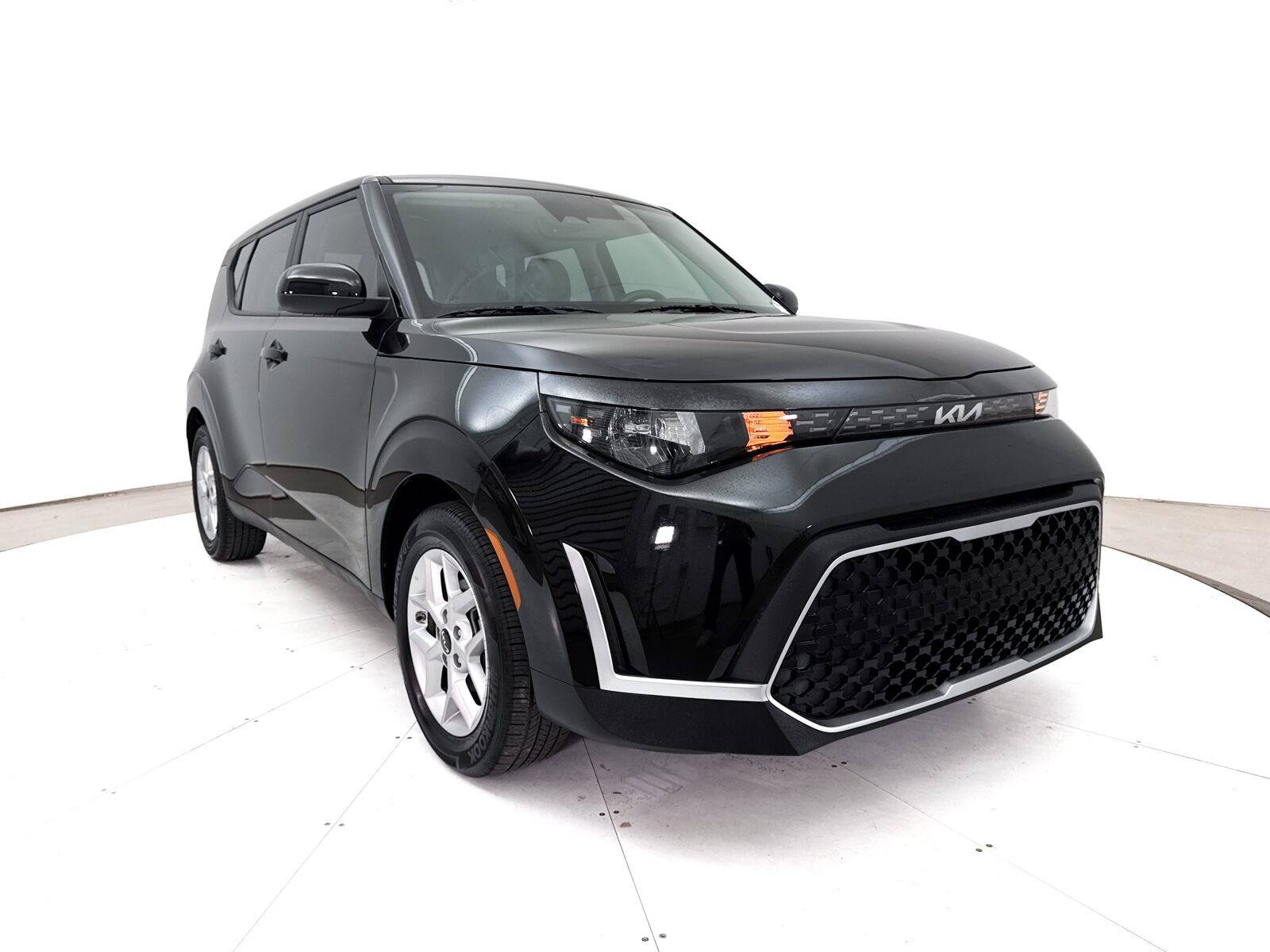 Used 2025 Kia Soul LX w/ LX Technology Package FWD image 11